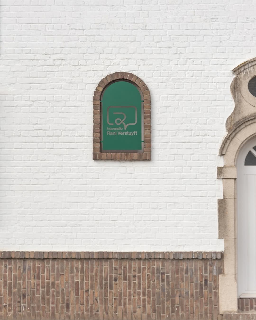 De gevel van de praktijk met het groene naambord van Logopedie Rani Verstuyft